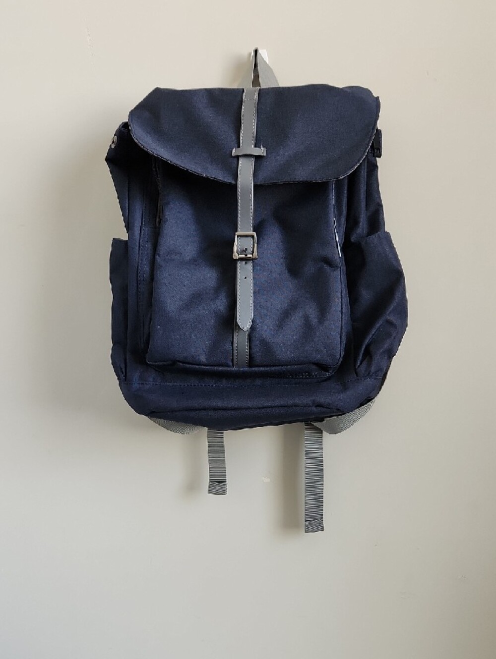 Wind Took Navy Canvas Men's Backpack Gray Details Snap Buckle Enclosure Zippers - Picture 4 of 12